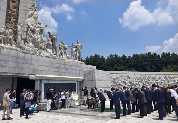 참배하는 손학규 바른미래당 대표 일행