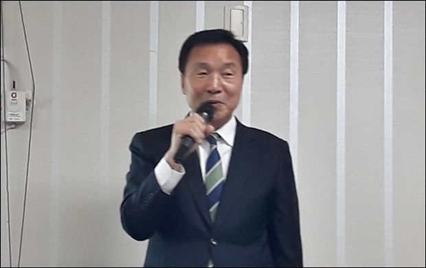 간담회에서 인사하는 손학규 바른미래당 대표