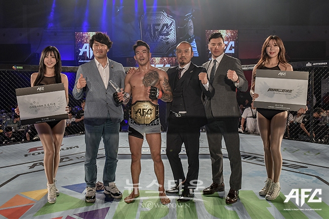 AFC 12_엔젤걸 이다령, 성희용AFC부대표, 송영재, 박호준AFC대표, 노재길 엔젤스히어로즈 입식대표, 엔젤걸 서우희