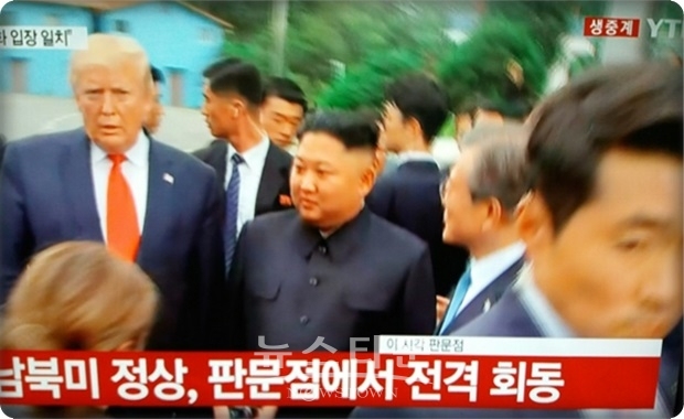 트럼프 대통령은 기자들의 질문에 답변했다. 우선 오늘은 남북과 전 세계에 좋은 일이라고 말하고, 적절한 시기에 미국에 와달라고 김정은 위원장을 초청했다고 밝히고, 지난 5월 초에 발사한 미사일 관련 질문에 대해서는 “북한이 최근 실험을 한 미사일은 단거리이며, 모든 나라들이 그 정도의 미사일은 보유하고 있다”고 설명했다.