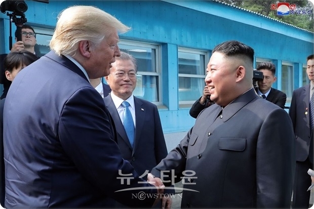 조선중앙통신 보도문 : 도날드 트럼프 미합중국 대통령의 제의에 따라 판문점에서 역사적인 상봉