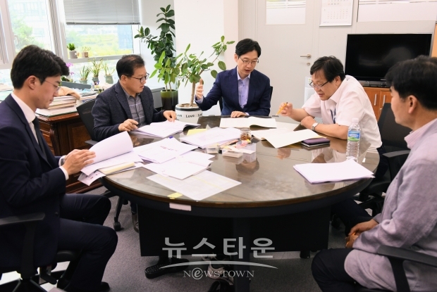 8일, 김경수 지사가 기획재정부를 방문해 안일환 예산실장과 안도걸 예산총괄심의관, 양춘모 경제예산심의관, 최상대 사회예산심의관, 류상민 복지안전예산심의관, 임기근 행정국방예산심의관을 만나고 있다. [사진 경상남도]