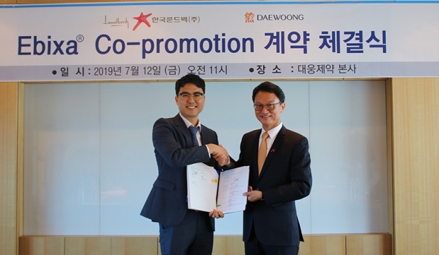 12일 삼성동 대웅제약 본사에서 대웅제약과 한국룬드벡이 알츠하이머병 치료제 에빅사의 국내 공동프로모션 계약을 체결했다. (좌) 전승호 대웅제약 대표, (우) 오필수 한국룬드벡 대표