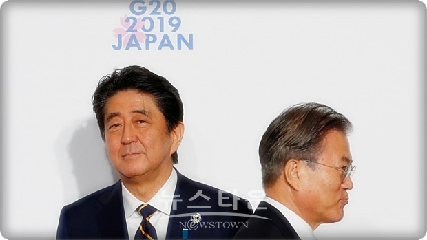 아베 신조 총리가 국가안보에 대한 모호하고 특정되지 않은 우려를 언급하면서 전자산업에 필수적인 화학 소재에 대한 한국의 접근을 제한하며, 자유무역에 타격을 가한 가장 최근의 세계 지도자가 됐으며, 일본은 무역차단 정당화 수법으로 국가안보를 활용해 온 미국과 러시아 등의 대열에 합류했다고 뉴욕타임스는 지적했다.