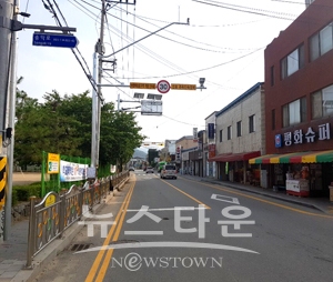 송남초등학교 정문 앞에 설치된 무인교통단속카메라