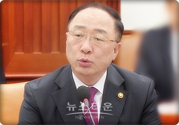 홍남기 부총리는 일본의 조치가 국제기구 검증을 받을 성질의 것이 아니라는 일본 측의 입장에 대해선 “양국에 어떤 문제가 있는지 공정하게 점검받아보자는 것인데 특별히 반대할 이유가 없다”고도 반박하고, 우리 정부는 기업의 피해를 막기 위해 대체 수입선 확보 노력을 지원하고, 소재와 부품, 장비 산업에 대한 종합대책을 마련해 조만간 발표할 계획이라고 밝혔다.
