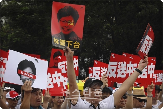 캐리 람 행정장관은 15일 기자 회견에서 “홍콩 사회는 폭력 행위를 용서하지 않는다”며, 젊은이들에 대한 강경 자세를 더욱 엄격하게 대처하겠다는 자세를 나타냈다. 반면 젊은이들은 정당한 항의활동이라며 반발하고 있어 양측의 갈등이 깊어지고 있다.