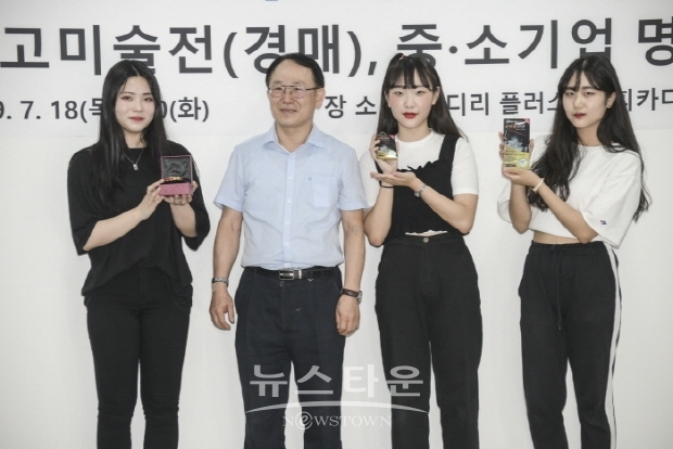 댄스가수 러쉬 축하무대에서 중소기업 대표가 선물 증정을 하고 있다.