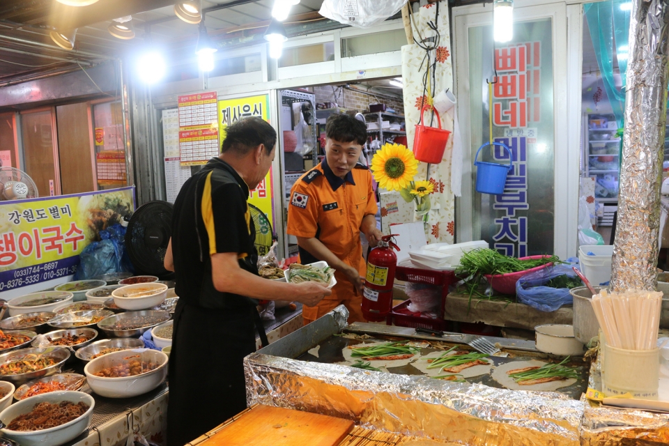 원주소방서, 동원주로터리클럽 중앙시민전통시장 소화기 기증 행사