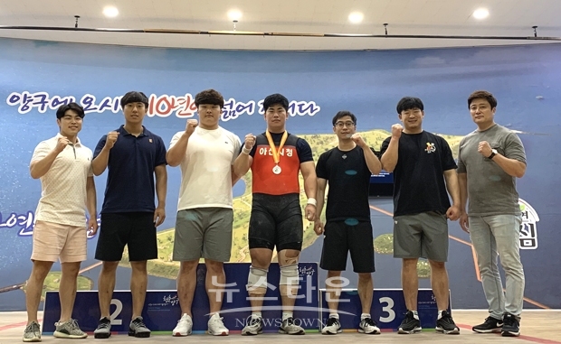 아산시청 직장운동경기부 역도팀 단체사진. 왼쪽부터 김영준, 양지웅, 지민호, 허정재, 이형섭, 오호용 선수, 이형도 코치