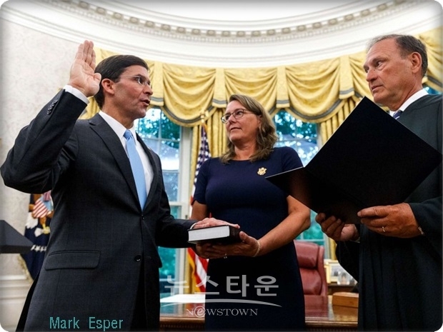 그는 이날 도널드 트럼프 대통령의 입회 아래, 백악관 대통령 집무실에서 선서식을 갖고 공식 취임했다. 이로써 지난해 말 제임스 마티즈 전 장관이 사임한 이후 6개월 이상 계속된 장관 부재 상태가 해소됐다.