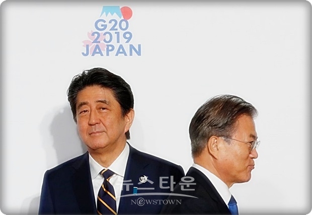 국 삼성이 중국과 가까워지는 것에 대한 경계심을 자극한 것으로 보여, 그 의향을 파악하고 있는 일본이 한국용 재료의 공급 제한에 움직였다는 분석이 있다고 이 신문은 소개하기도 했다.