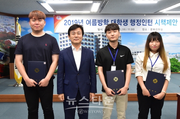 왼쪽부터 우정흔 학생, 조규일 진주시장, 김태엽 학생, 이지연 학생