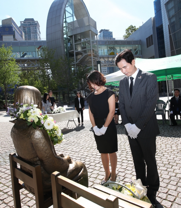 14일 동탄센트럴파크 평화의소녀상에 헌화 후 묵념하고 있는 서철모 화성시장(오른쪽)
