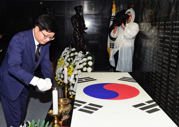 염태영 수원시장이 제74주년 광복절 맞아 현충탑에 참배하고 있다.