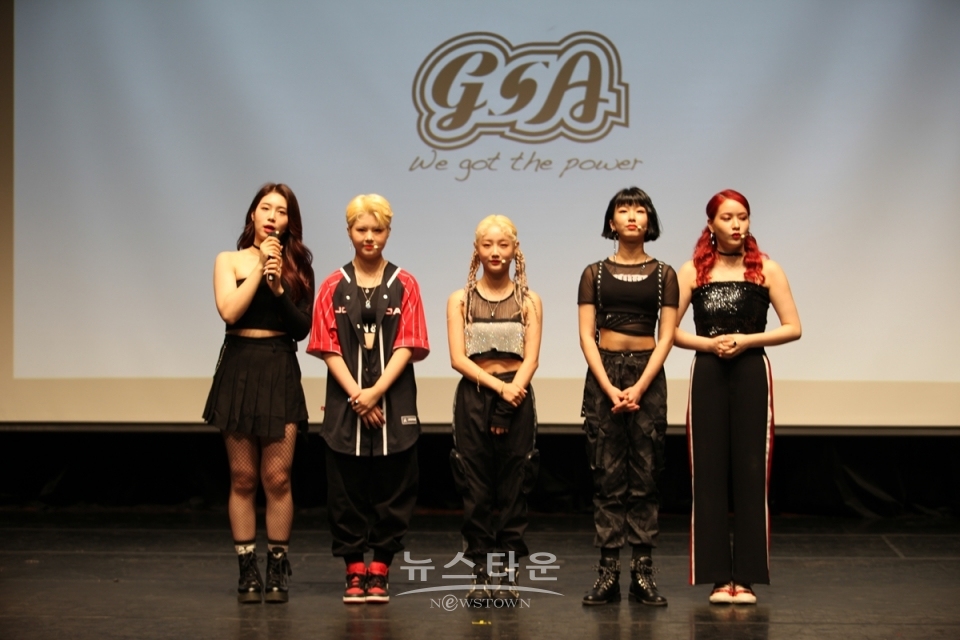 걸그룹 소녀주의보 리더 지성이 이번 컴백 무대에 대한 소감을 밝히고 있다. 좌측부터 지성.샛별.구슬.나린.슬비