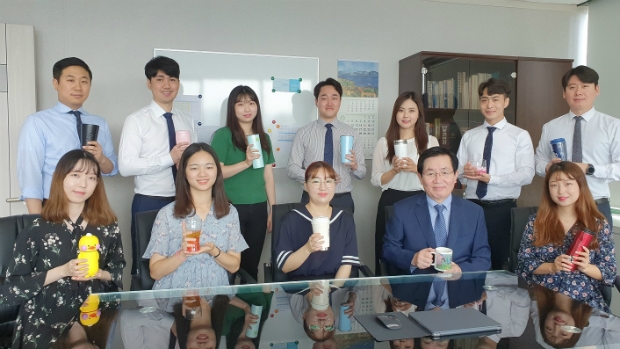 하나제약 이윤하 대표(앞줄 우측 두번째)와 임직원이 ‘플라스틱 프리 챌린지’ 동참을 선언하며 텀블러와 머그잔을 들고 있다(사진제공=하나제약).