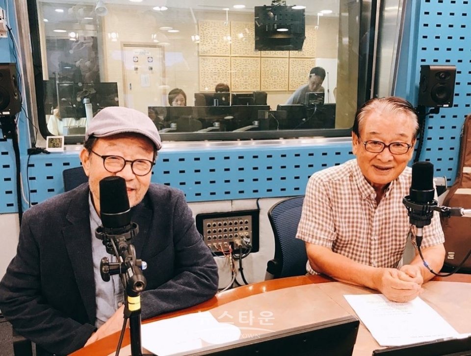 배우 이순재와 함께 라디오에 출연한 신구 | 제공 = (유)장수상회문전사