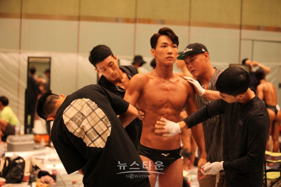 선수보다 더 긴장된 모습으로 탄을 바르는 서포터들 힘내자!