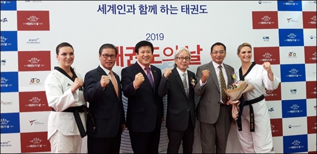 세계태권도연맹 홍보대사인 리사렌츠와 언니 에드나렌츠와 이상욱 태권도진흥재단이사장(좌에서 내번째), 오노균 박사(좌에서 세번째), 프라케시 슘서 라나 네팔태권도협회장(우에서 두번째)이 함께 했다.