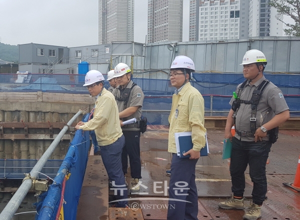 역세권 공사현장을 방문해 점검하고 있는 정재민 부시장과 관계자들