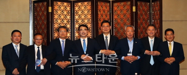 하오슈광 라이시시 부시장, 웨이조우하우 관링자치현장, 김순호 구례군수, 장충남 남해군수, 왕보오 칭다오 당서기, 윤상기 하동군수, 양차오 칭양구 부구장, 윤주각 경남산동사무소장(왼쪽부터)