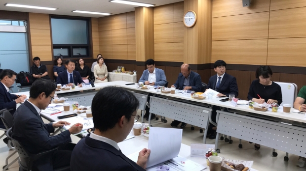 김강립 보건복지부 차관이 5일 화성시를 방문해 지역사회 통합돌봄 선도사업 추진현황을 점검하고 있는 모습