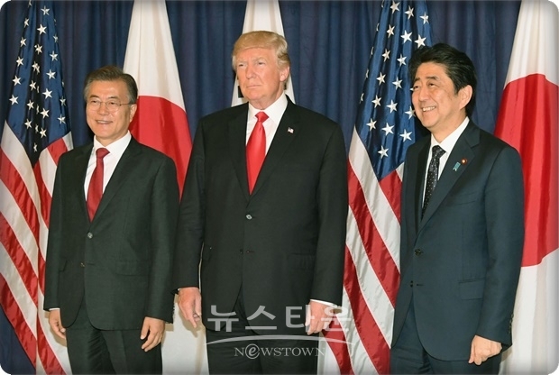 칼럼리스트는 “트럼프 대통령은 필요한 어려운 일을 하지 않으면서 대통령인 것을 즐기며 엄포를 놓거나 장광설을 늘어놓기를 좋아한다”고 꼬집고, 트럼프 대통령이 동아시아 내 매우 붕요한 위기인 한일갈등을 풀지 않고, 계속 트윗글이나 날리거나 골프에만 시선을 둔다면, 미국이 어렵게 이끌어온 국제적 질서(U.S.-led international order)가 무너질 수 있다고 우려를 나타냈다.