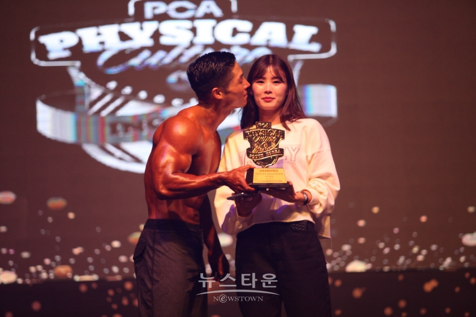 그동안 고마웠어! 수상 기쁨을 사랑하는 여친과 함께 나누는 선수