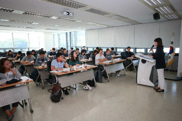 회계직무 관련 실무자 72명이 옥포조선소 오션프라자에서 회계전문가 교육을 듣고 있다.