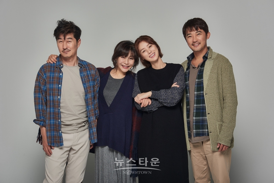 [미저리] 단체사진_김상중, 안재욱, 길해연, 김성령(제공.그룹에이트)