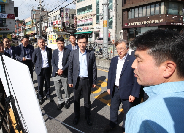 화성시와 더불어민주당 화성병 지역위원회 당정협의회 개최 전 병점역을 방문한 서철모 화성시장과 권칠승 국회의원