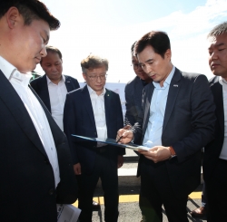화성시와 더불어민주당 화성병 지역위원회 당정협의회 개최 전 병점역을 방문한 서철모 화성시장과 권칠승 국회의원