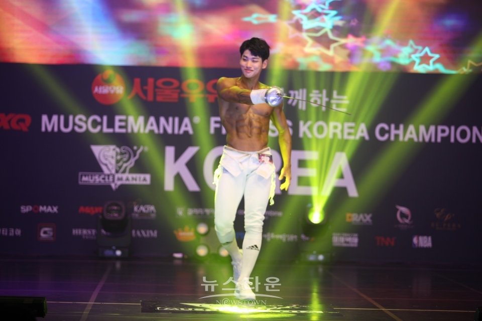 칼 끝은 누구에게. 멋진 펜싱 컨셉을 보여준 김예현 선수