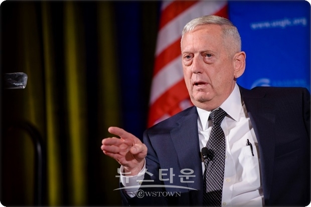매티스 전 장관은 또 다자주의를 반복해 강조하며 “우리는 동맹과 파트너가 필요하다”고 강조하고, “동맹국을 필요로 할 때 우리가 일관된 전략을 가지고 있다는 신뢰를 구축해야 한다”고 조언하며 트럼프 대통령을 역시 우회 비판했다.