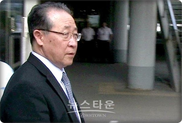 김계관 고문(위 사진)은 이날 담화에서 “트럼프 대통령의 대조선(대북) 접근방식을 지켜보는 과정에 그가 전임자들과 다른 정치적 감각과 결단력을 가지고 있다는 것을 알게 된 나로서는 앞으로 트럼프 대통령의 현명한 선택과 용단에 기대를 걸고 싶다”고 말했다.