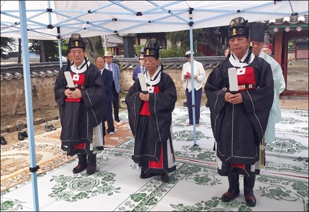 헌관들이 예를 갖추어 봉행을 기다리고 있다.(우로 부터 초헌관 대전 효 실천운동본부 이재혁 고문, 아헌관 정지석 효지도사, 종헌관 이상국성균관임원)