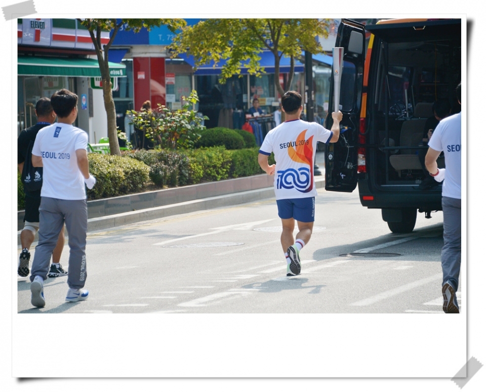 제100회 전국체육대회 전국 순회 성화 봉송 행사 보기