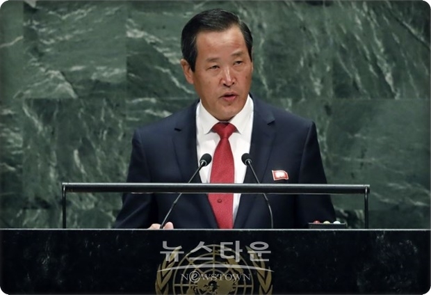 김 성 대사는 또 “불과 한 해 전 북과 남, 온겨레와 국제사회를 크게 격동시킨 역사적인 북남선언들은 오늘 이행단계에 들어가 보지도 못하고, 교착상태에 빠졌다. 세상 사람들 앞에서는 평화의 악수를 연출하고 돌아앉아서는 우리를 겨냥한 최신 공격형 무기 반입과 미국과의 합동 군사연습을 강행하고 있는 남조선 당국의 이중적 행태에서 기인한다”면서 남한 측을 강하게 비판했다.