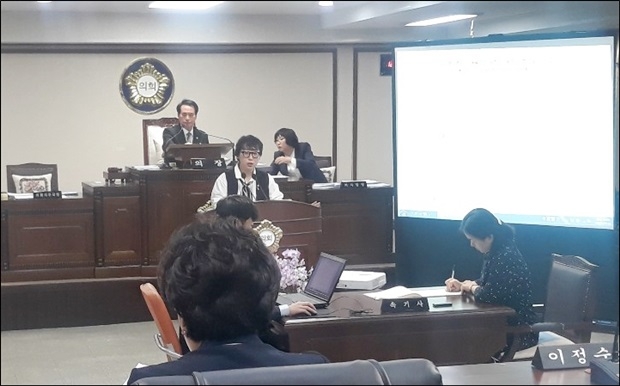 오늘 큰일을 해낸 안선영의원이 발의안을 설명하고 있다.