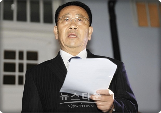 북한 김명길 대사(위 사진)는 2주 내에 스톡홀름에서 북미 협상 대표가 다시 만날 가능성과 관련 “판문점 수뇌 상봉(도널드 트럼프 미국 대통령과 김정은 북한 국무위원장의 지난 6월 30일 판문점 회동, 이 둘은 당시 문재인 대통령과 건물 밖에서 3자가 잠시 만나기도 했었다) 이후 지금까지 90여일이 지나갔다. 그동안에 오랜 시간이 흘렀는데, 미국 측이 새로운 셈법을 만들어 나오지 못했다”고 미국을 비판했다.