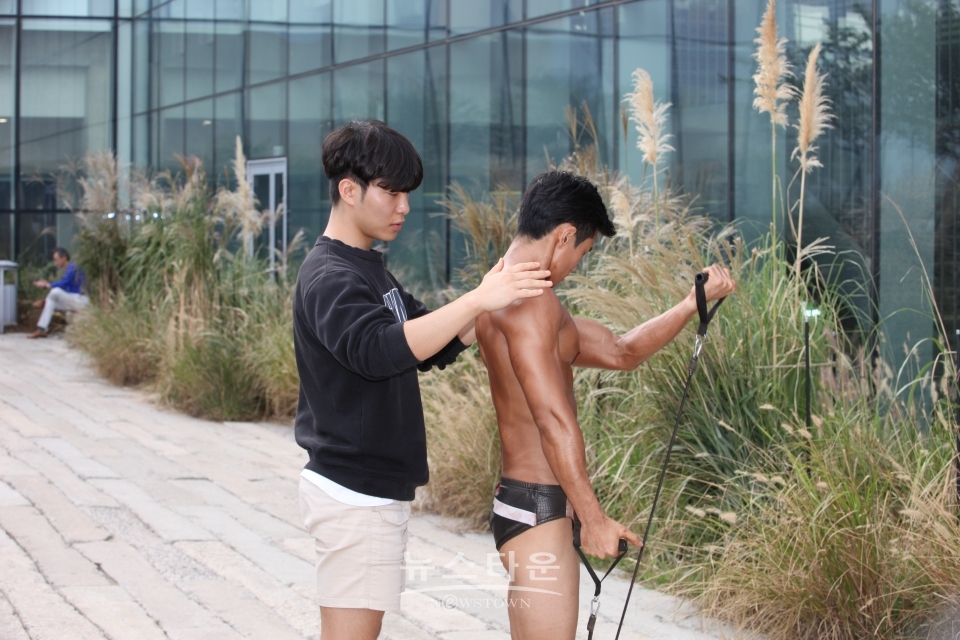 친구야! 컨디션 좋치가을 풍경의 야외에서 대회 오르기전 최선을 다하는 선수