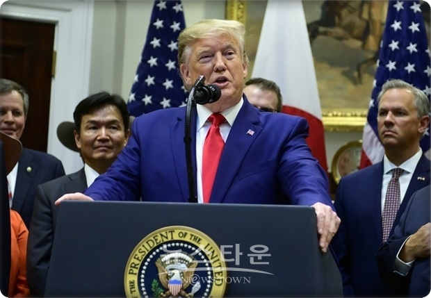 트럼프 대통령은 “부분합의는 우리가 선호하는 것이 전혀 아니다”면서 “내가 선호하는 것은 이번 가을까지 빅딜을 이루는 것”이라고 답해 중국과의 무역합의가 쉽지 않음을 보였다.