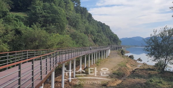 집현면 덕오리 평촌마을 남강변의 자전거 도로