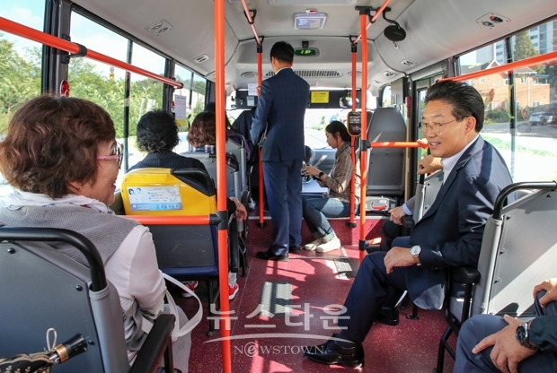 지난 11월 4일 김홍장 당진시장이 직접 행복버스와 행복택시에 탑승해 시민들의 이용에 불편이 없는지 점검했다.