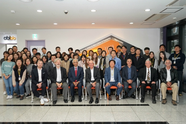 에이비엘바이오가 지난 16~17일 이틀 간 개최한 연구개발자문행사(R&D Days) 행사 후, 참석한 과학자문위원회 위원들과 에이비엘바이오 임직원이 함께 기념사진을 찍은 모습. 사진 맨 앞줄 왼쪽부터 데이비드 길만, 제프리 보크만, 카필 딘그라, 마크 슬리코브스키, 이상훈 에이비엘바이오 대표이사, 자크 가우드럴트, 루 켈트너, 에릭 왁슐.