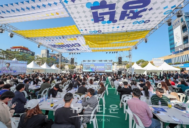 지난 10월 18일 오후 2시, 당진시청사 의회동 앞 광장에서 지역청년 1000여 명이 참여한 가운데 청년민회가 열렸다.