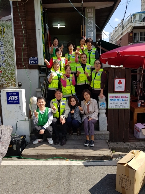 지난 15일, 식사봉사의 날에 참여한 봉사자들의 단체사진 (제공=계산2동 자율방범대)
