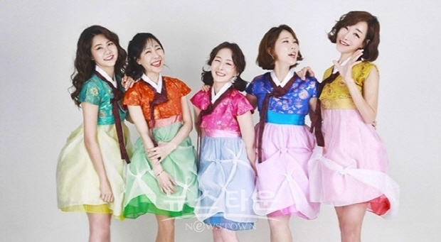 5인조 퓨전국악그룹 ‘브이스타’ 제2회 탈북민 노래자랑 축하공연(김한정 기자)