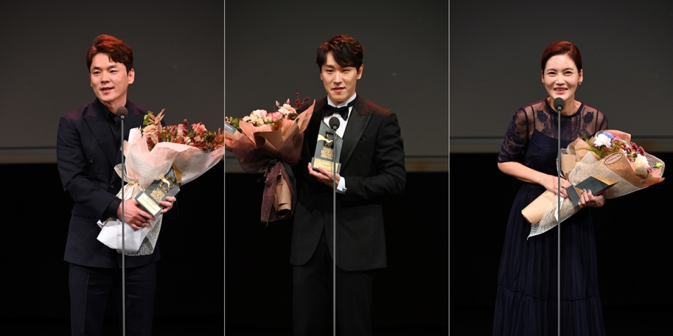 올해의 뮤지컬상 '호프' 제작사 알앤디웍스 오훈식 대표, 올해의 배우상-남자부문 조형균, 올해의 배우상-여자부문 김선영 / 고득용기자 ⓒ뉴스타운